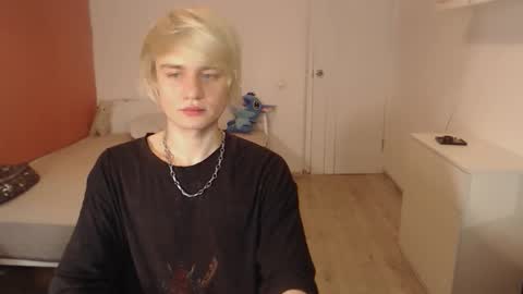 Snapshot of oliver_sweet_ chatting on November 2025 01:22:01 AM Oliver online show from November 2025 01:22:01 AM