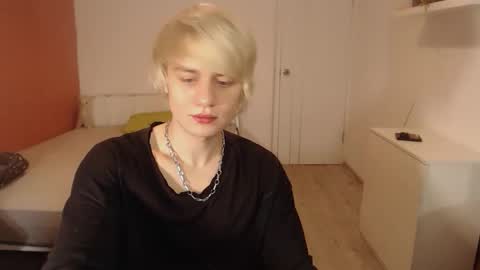 Snapshot of oliver_sweet_ chatting on November 2025 01:48:02 AM Oliver online show from November 2025 01:48:02 AM