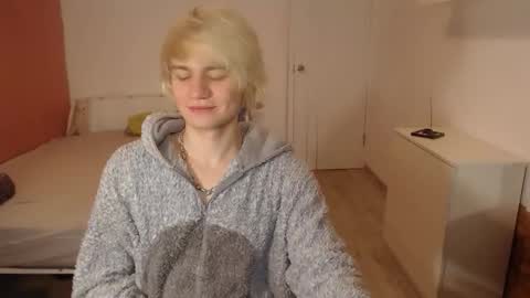 Snapshot of oliver_sweet_ chatting on November 2025 01:19:02 AM Oliver online show from November 2025 01:19:02 AM