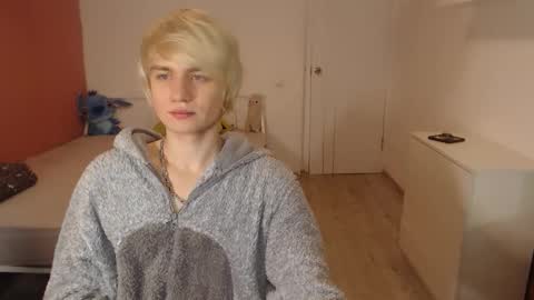 Snapshot of oliver_sweet_ chatting on December 2025 01:44:02 AM Oliver online show from December 2025 01:44:02 AM