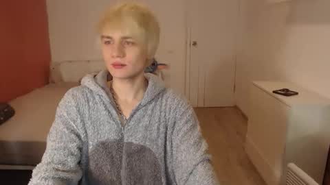 Snapshot of oliver_sweet_ chatting on December 2025 01:43:02 AM Oliver online show from December 2025 01:43:02 AM