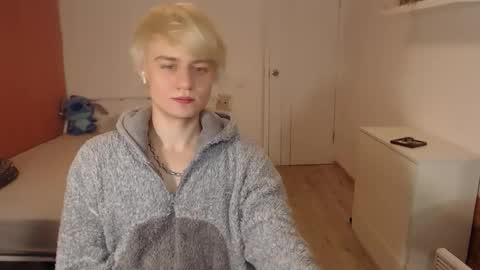 Snapshot of oliver_sweet_ chatting on December 2025 02:06:01 AM Oliver online show from December 2025 02:06:01 AM