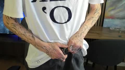 Snapshot of oliverrgroove chatting on May 2026 11:04:02 AM oliverrgroove online show from May 2026 11:04:02 AM