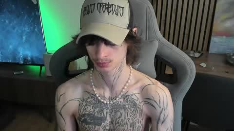 Snapshot of oliverrgroove chatting on May 2026 02:25:01 PM oliverrgroove online show from May 2026 02:25:01 PM