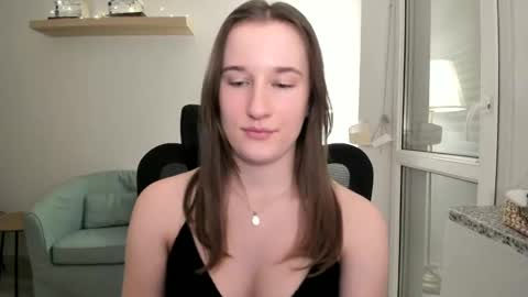 Snapshot of oliviaaa2003 chatting on December 2024 09:09:02 PM Oliwiaa2004 online show from December 2024 09:09:02 PM