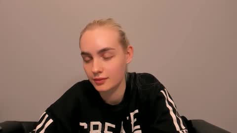 oliviaBeauty online show from February 2026 07:01:02 PM