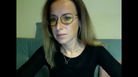 olyra11 online show from December 2025 06:57:02 PM