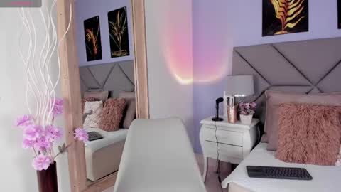Pamela Duque  online show from September 2025 12:32:02 PM