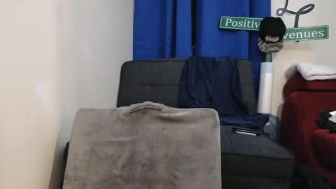 Snapshot of pantslesstraveler_plt chatting on March 2025 12:30:02 PM PantsLessTraveler online show from March 2025 12:30:02 PM