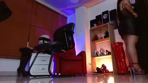 PAOLA  online show from November 2025 10:05:01 AM