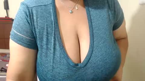 Snapshot of pareja_explosivasexx chatting on July 2026 05:49:02 AM Luna online show from July 2026 05:49:02 AM