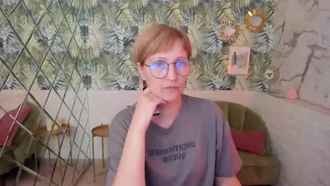 Snapshot of paris_cherry chatting on May 2026 06:05:02 PM Paris online show from May 2026 06:05:02 PM
