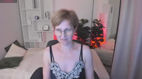 Snapshot of paris_cherry chatting on June 2026 04:49:01 AM Paris online show from June 2026 04:49:01 AM