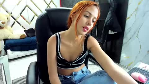 Snapshot of paris_petit chatting on October 2025 08:42:02 PM paris petit online show from October 2025 08:42:02 PM