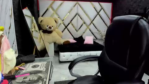 Snapshot of paris_petit chatting on December 2025 08:26:01 PM paris petit online show from December 2025 08:26:01 PM