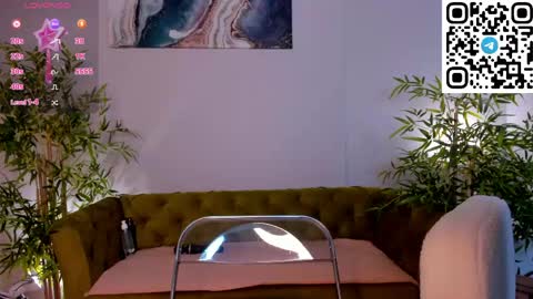 Snapshot of pearl_bloom chatting on April 2026 01:19:02 AM Sex Leah online show from April 2026 01:19:02 AM