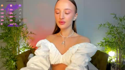 Snapshot of pearl_bloom chatting on June 2026 01:00:01 AM Sex Leah online show from June 2026 01:00:01 AM