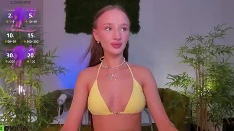 Snapshot of pearl_bloom chatting on June 2026 01:10:01 AM Sex Leah online show from June 2026 01:10:01 AM