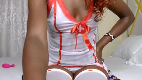 Snapshot of petite_freakette chatting on May 2026 08:32:01 PM Moon online show from May 2026 08:32:01 PM