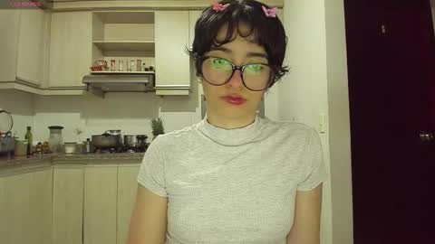 Snapshot of petitee_lunna chatting on February 2026 01:04:01 AM Lunna online show from February 2026 01:04:01 AM