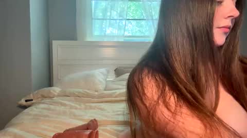 Snapshot of petitegirluvsdick chatting on June 2026 06:36:02 PM Bella online show from June 2026 06:36:02 PM