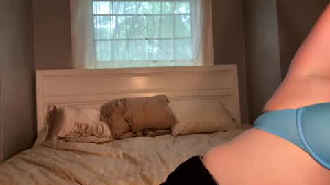 Snapshot of petitegirluvsdick chatting on July 2026 08:59:02 PM Bella online show from July 2026 08:59:02 PM