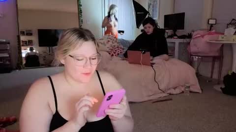Snapshot of piggyrose chatting on April 2026 03:05:01 AM Piggy Rose online show from April 2026 03:05:01 AM