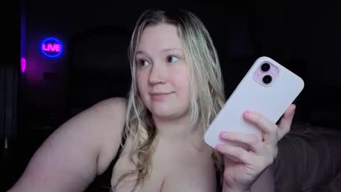 Snapshot of piggyrose chatting on April 2026 01:17:02 AM Piggy Rose online show from April 2026 01:17:02 AM