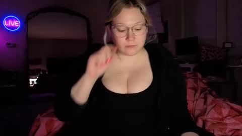 Snapshot of piggyrose chatting on April 2026 12:43:02 AM Piggy Rose online show from April 2026 12:43:02 AM
