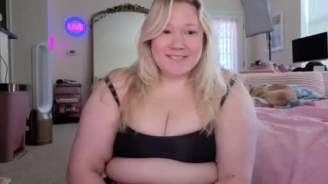 Snapshot of piggyrose chatting on April 2026 04:55:01 PM Piggy Rose online show from April 2026 04:55:01 PM