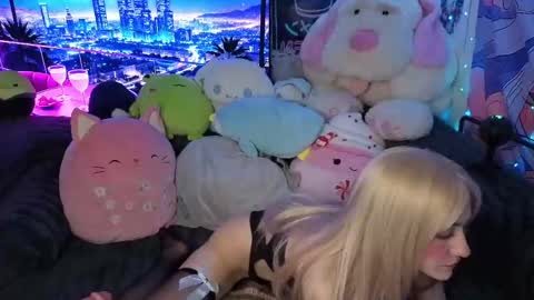 Gwenie online show from September 2025 07:50:01 PM