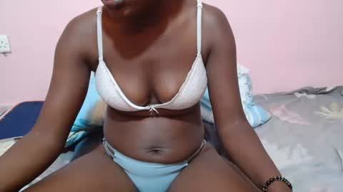 lyracutes online show from May 2026 12:21:01 PM