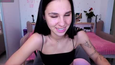 Snapshot of pixie_molly chatting on July 2026 04:19:01 AM Molly online show from July 2026 04:19:01 AM