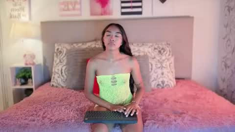 Snapshot of pocahontas_moon chatting on June 2026 06:20:02 PM Pocahontas online show from June 2026 06:20:02 PM