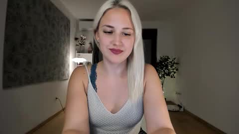 Snapshot of pole_dance_queen chatting on November 2025 01:55:02 PM Kira online show from November 2025 01:55:02 PM