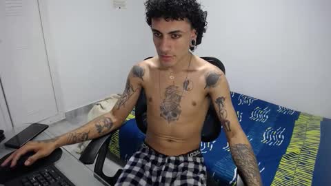 Snapshot of present_the_magic chatting on October 2025 06:35:02 PM Plux online show from October 2025 06:35:02 PM