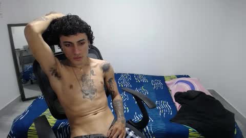 Snapshot of present_the_magic chatting on November 2025 04:51:01 PM Plux online show from November 2025 04:51:01 PM