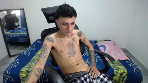 Snapshot of present_the_magic chatting on November 2025 04:40:02 PM Plux online show from November 2025 04:40:02 PM