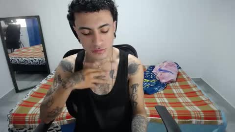 Snapshot of present_the_magic chatting on November 2025 06:31:02 PM Plux online show from November 2025 06:31:02 PM