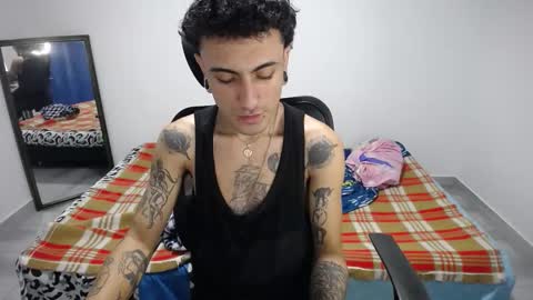 Snapshot of present_the_magic chatting on November 2025 08:16:02 AM Plux online show from November 2025 08:16:02 AM