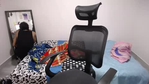 Snapshot of present_the_magic chatting on November 2025 06:12:01 PM Plux online show from November 2025 06:12:01 PM