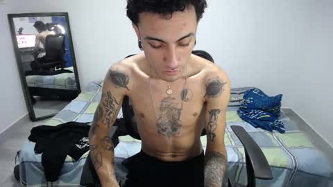 Snapshot of present_the_magic chatting on December 2025 03:46:01 AM Plux online show from December 2025 03:46:01 AM