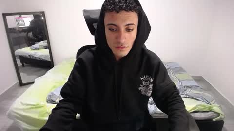 Snapshot of present_the_magic chatting on January 2026 03:55:01 AM Plux online show from January 2026 03:55:01 AM