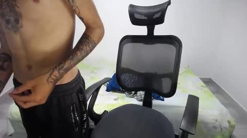 Snapshot of present_the_magic chatting on January 2026 09:53:02 PM Plux online show from January 2026 09:53:02 PM