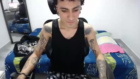 Snapshot of present_the_magic chatting on March 2026 06:25:01 PM Plux online show from March 2026 06:25:01 PM