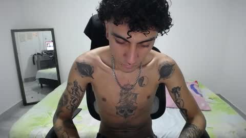 Snapshot of present_the_magic chatting on March 2026 04:46:02 AM Plux online show from March 2026 04:46:02 AM