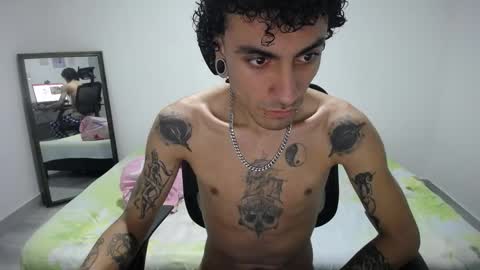 Snapshot of present_the_magic chatting on April 2026 06:25:01 AM Plux online show from April 2026 06:25:01 AM