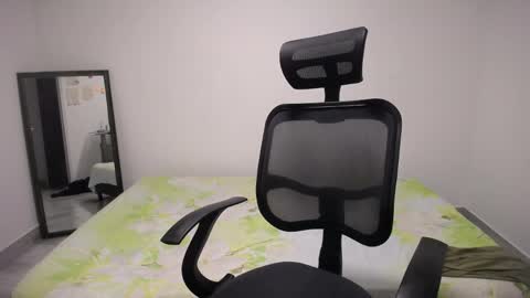 Snapshot of present_the_magic chatting on April 2026 06:00:02 AM Plux online show from April 2026 06:00:02 AM