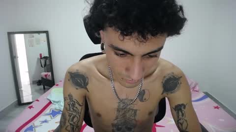 Snapshot of present_the_magic chatting on April 2026 04:08:01 PM Plux online show from April 2026 04:08:01 PM