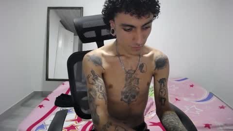 Snapshot of present_the_magic chatting on April 2026 02:50:01 PM Plux online show from April 2026 02:50:01 PM